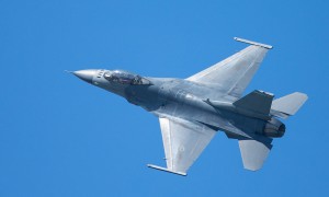 中美俄战机飞行1小时成本对比：F16要19万，苏27需37万，歼20多少